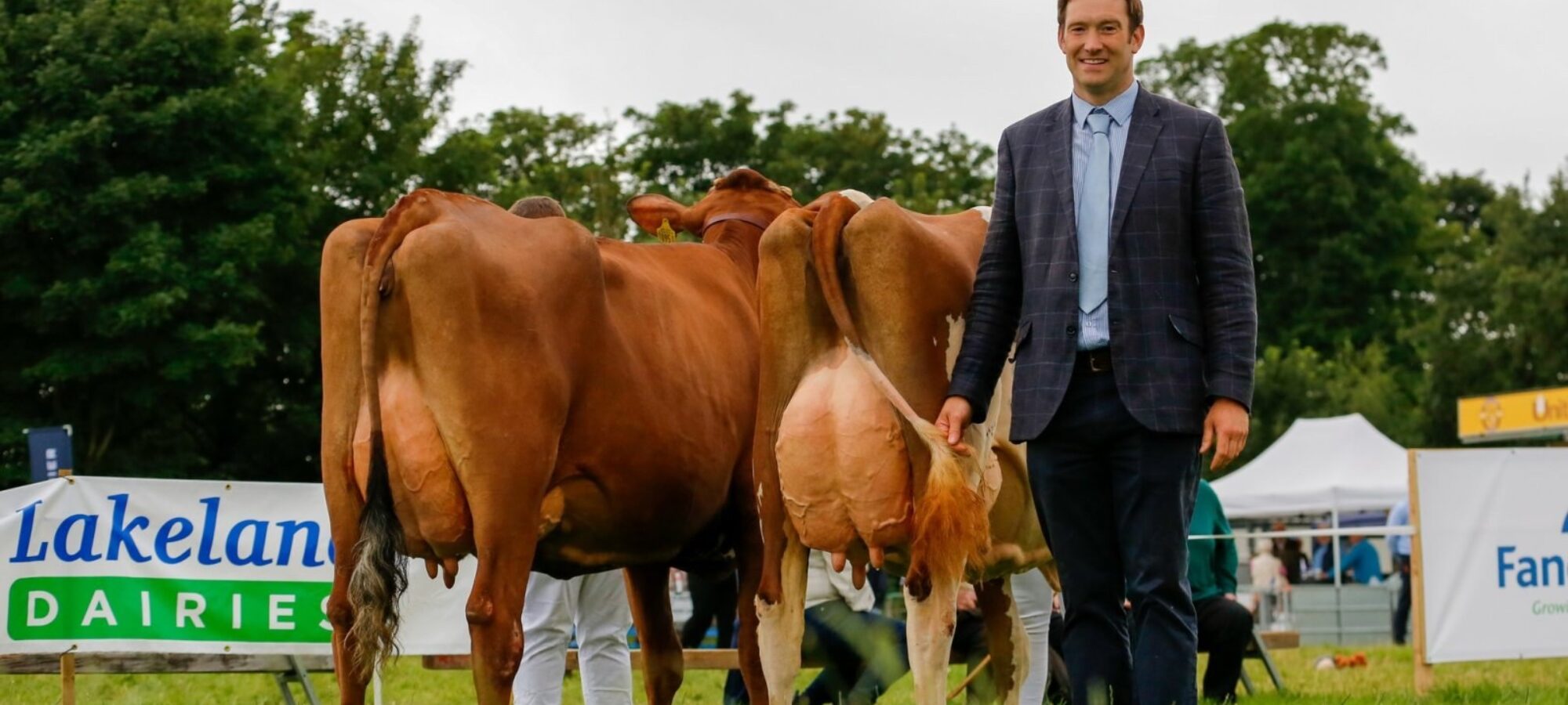R - L Champion Judge Iwan Thomas with Champion Carnell Barby Doll 13 and Reserve Priestland Hail Sierra Lily Photo by Jessica Hall Photography